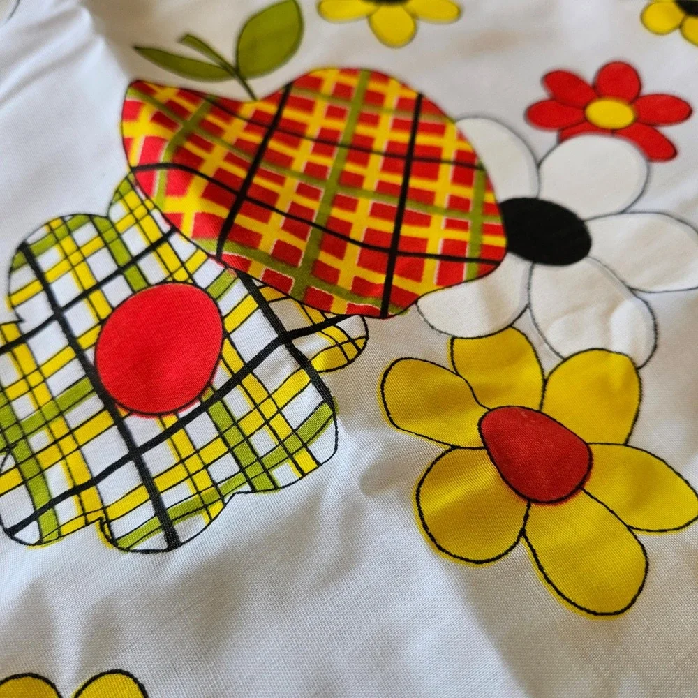 Vtg 70s Border Print Mod Apple Daisy Floral Plaid Fabric Red Yellow Retro 3 Yard